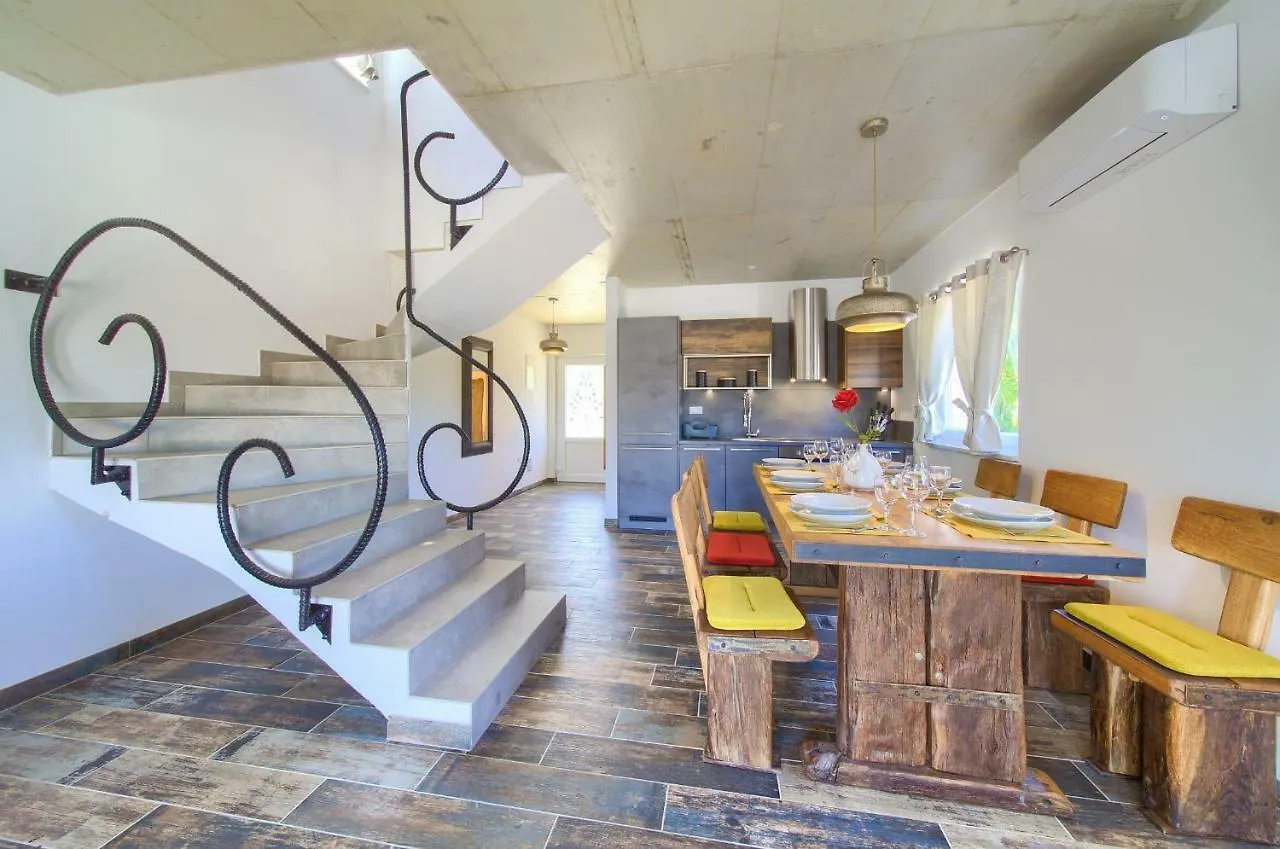 Pax Houses Vrh